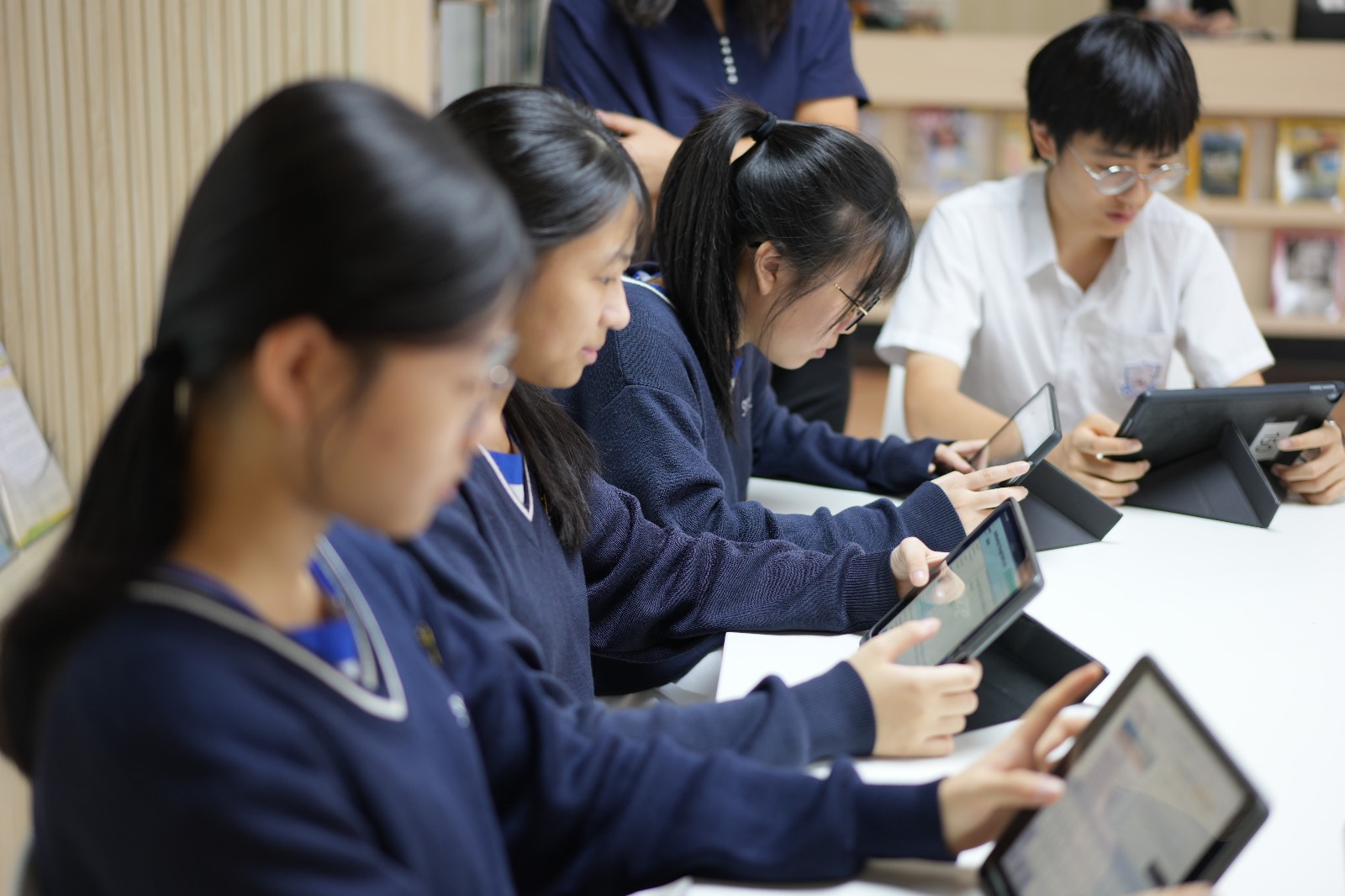 学生使用平板 2